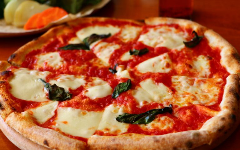 COMO FAZER UMA AUTÊNTICA PIZZA ITALIANA: GUIA SIMPLES COM O PASSO A PASSO