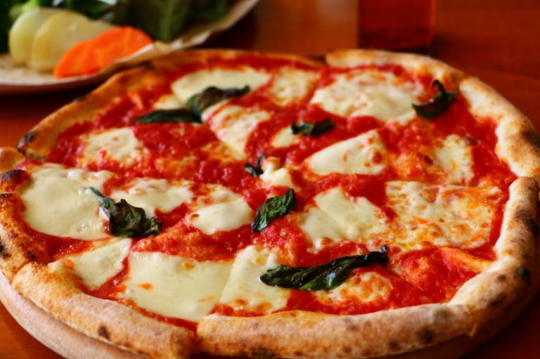 COMO FAZER UMA AUTÊNTICA PIZZA ITALIANA: GUIA SIMPLES COM O PASSO A PASSO
