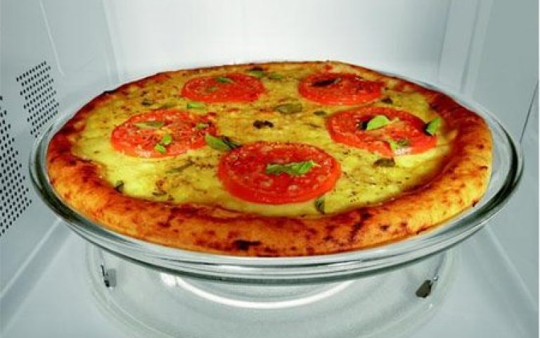 A melhor maneira de reaquecer uma pizza