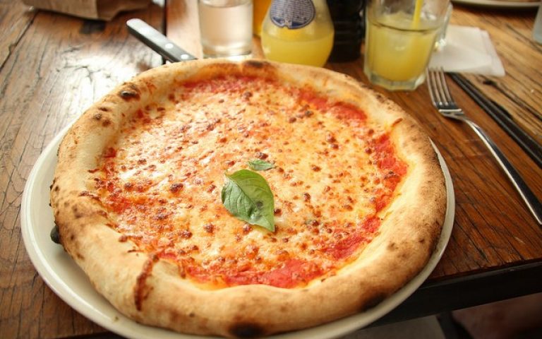 Porque os franceses têm tanto apetite por pizza recheada?