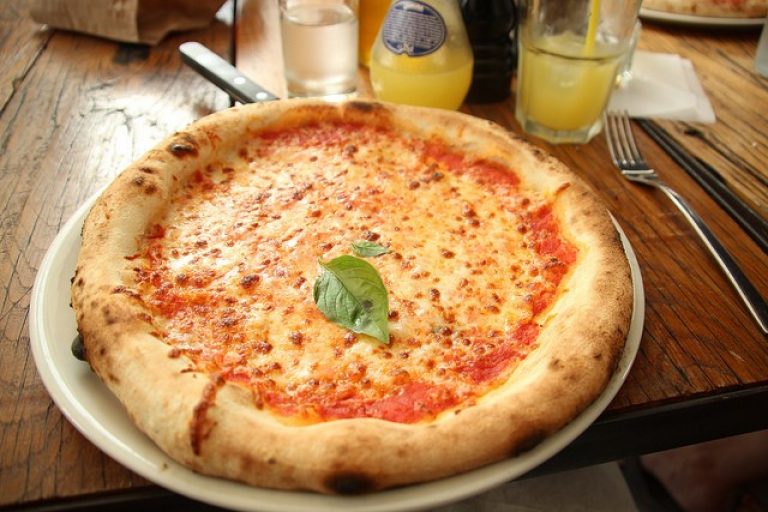 Porque os franceses têm tanto apetite por pizza recheada?